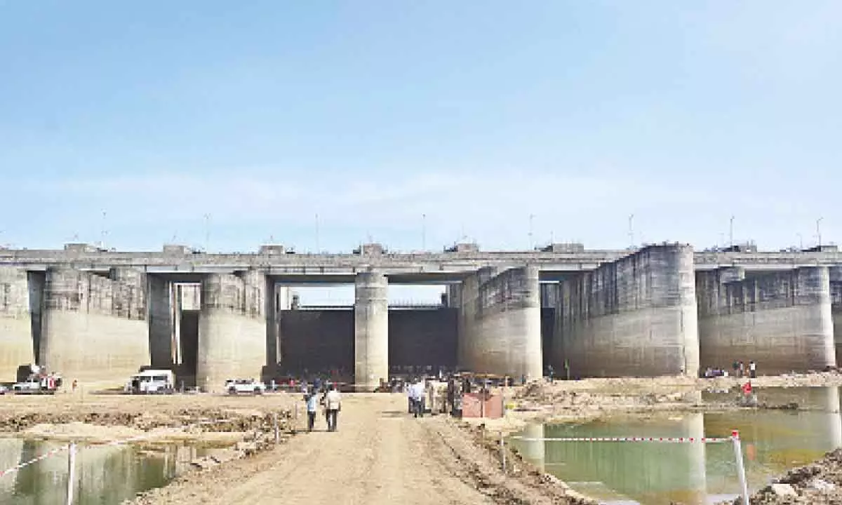 Uttam directs officials to survey Medigadda barrage for repairs
