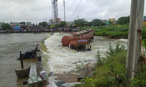 Heavy rain occurs in Anantapur and Vijayawada, causes flooding and power outages