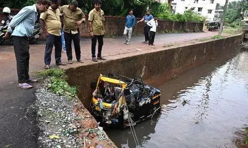 Youth leader urges CM to take action against City hall officials