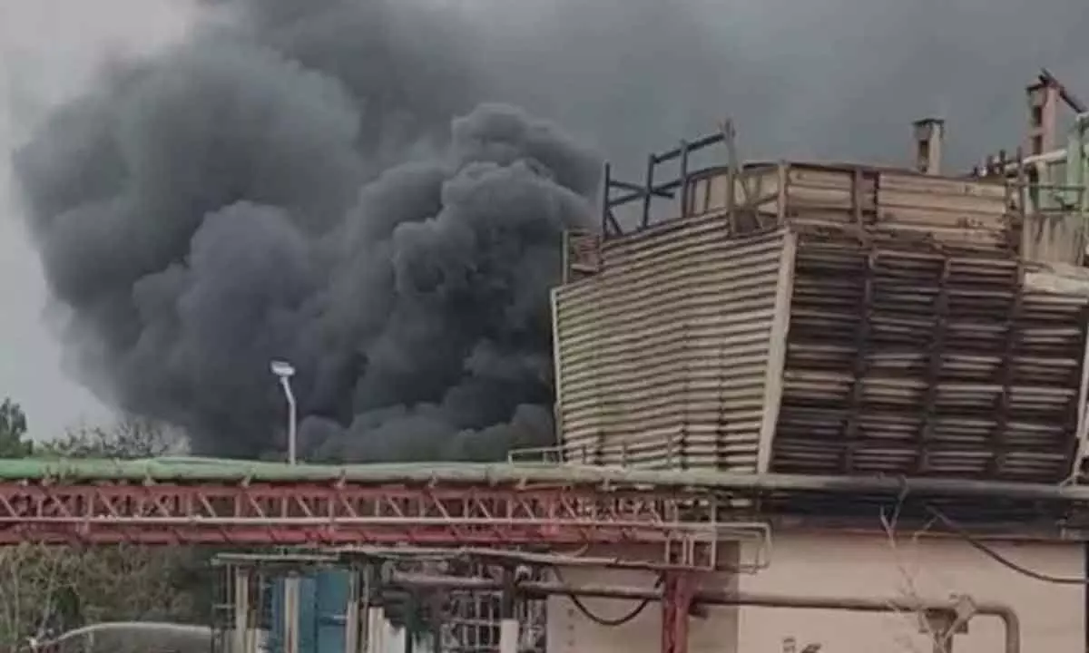 Massive fire breaks out at Hetero Lab in Sangareddy