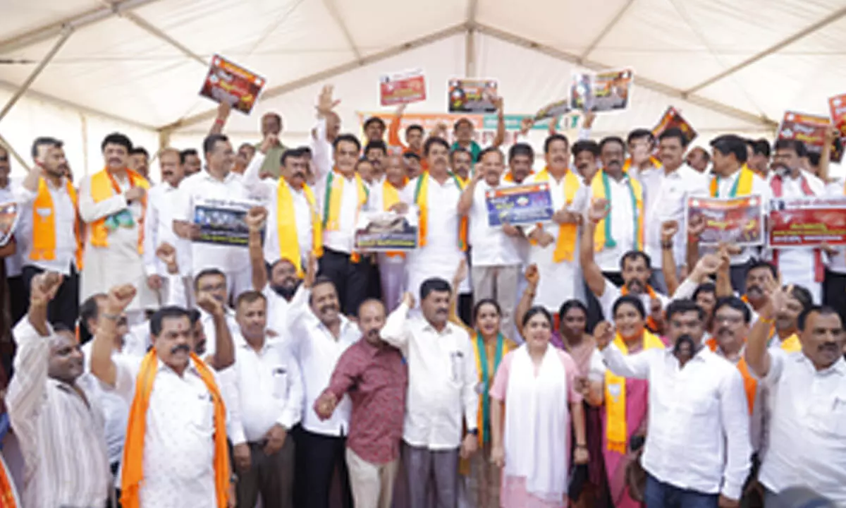 Karnataka BJP stages protest over law & order situation, potholed roads