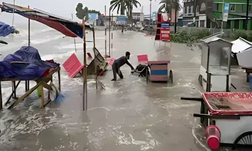 7 dead as cyclone batters Bangla