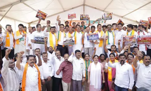 Karnataka BJP stages protest over law & order situation, potholed roads