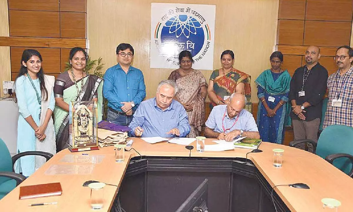 Director of IGCAR Dr B Venkatraman, and Vice-Chancellor Prof Manoj K Arora signing MoU