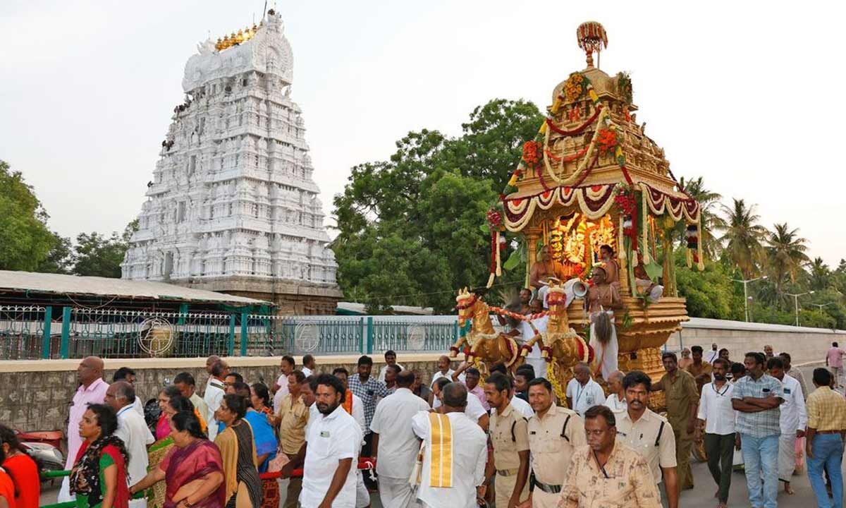 Tirupati: Sri Kalyana Venkateswara rides on Swarna Ratham