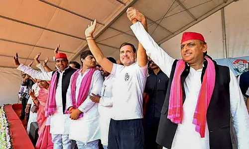 Congress leader Rahul Gandhi and Samajwadi Party chief Akhilesh Yadav during a public meeting of INDIA bloc for Lok Sabha elections, in Bansgaon in Tuesday