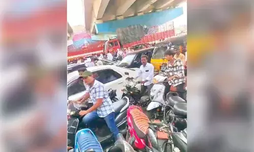 Traffic chaos at Kusalapuram on highway