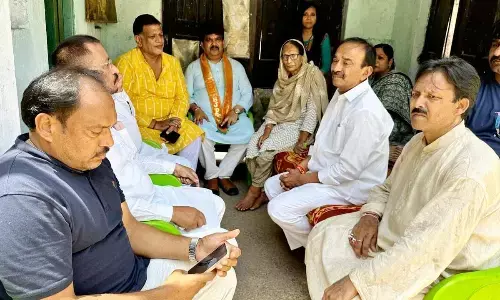 BJP National Executive Members Eatala Rajender today called on Family Members of shehnai maestro ustad bismillah khan at his Residence in Varanasi