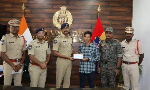 District SP Rohit Raju IPS presents rewards to banned CPI Maoist Area Committee members who recently surrendered