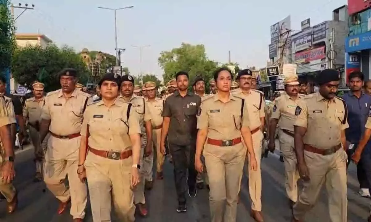 Narasaraopet: Police conduct flag march