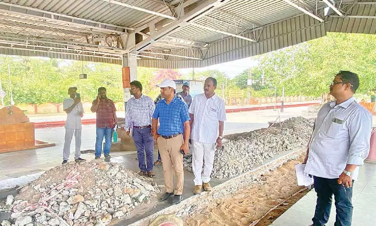 Sr DCM inspects Eluru railway station