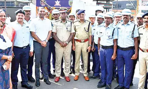 Visakhapatnam: People lend a hand to traffic streamlining exercise