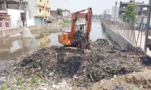 Desilting of major nalas underway in GHMC limits