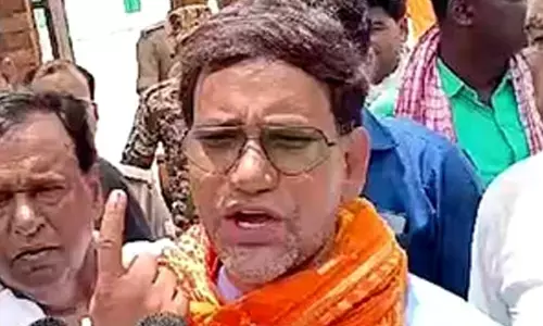 Bhojpuri star Dinesh Lal Yadav casts his vote in UPs Ghazipur with his mother