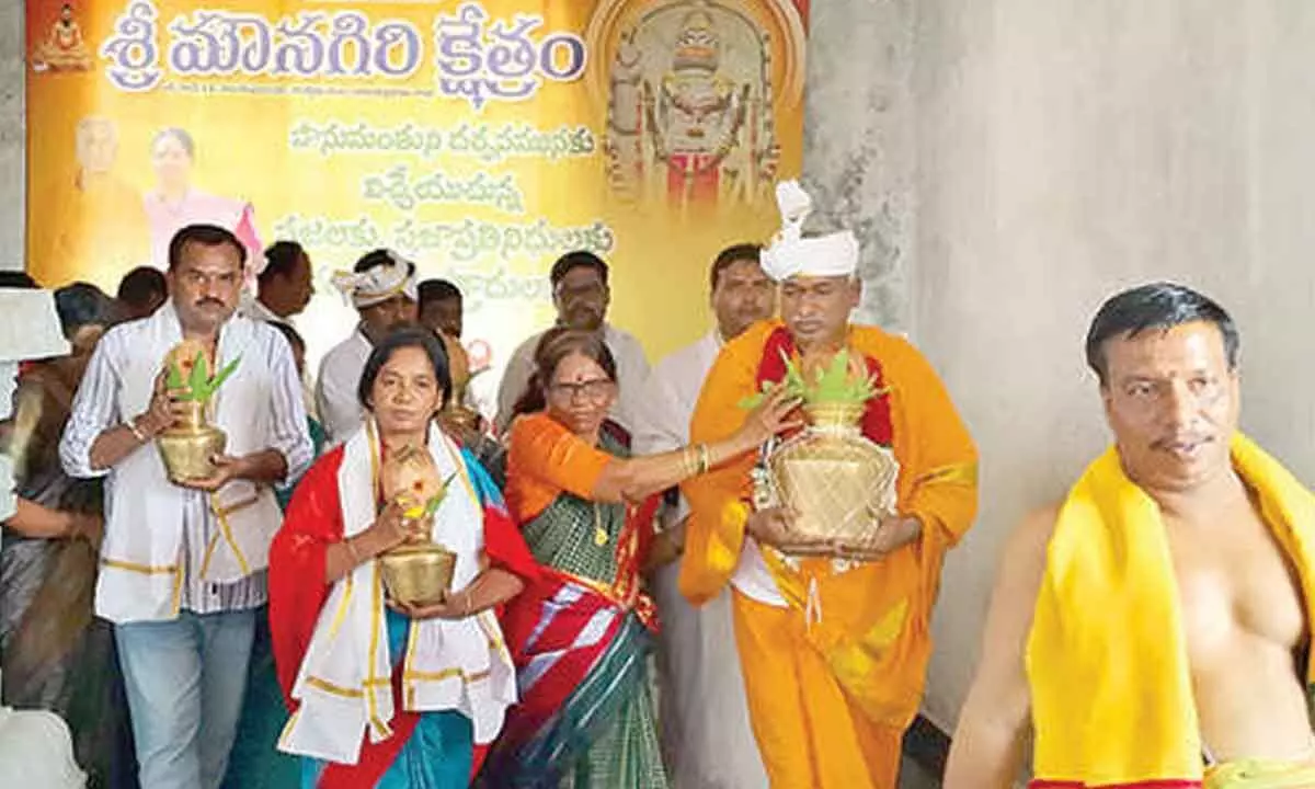 Paritala Sunitha offers prayers on Hanuman Jayanthi