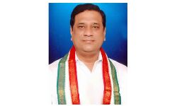 Congress candidate Suresh Shetkar is leading by 900 votes in the first round of counting of votes in Zaheerabad Parliament.