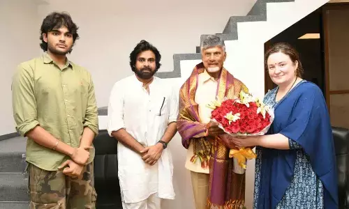 Chandrababu meets Pawan at JSP office