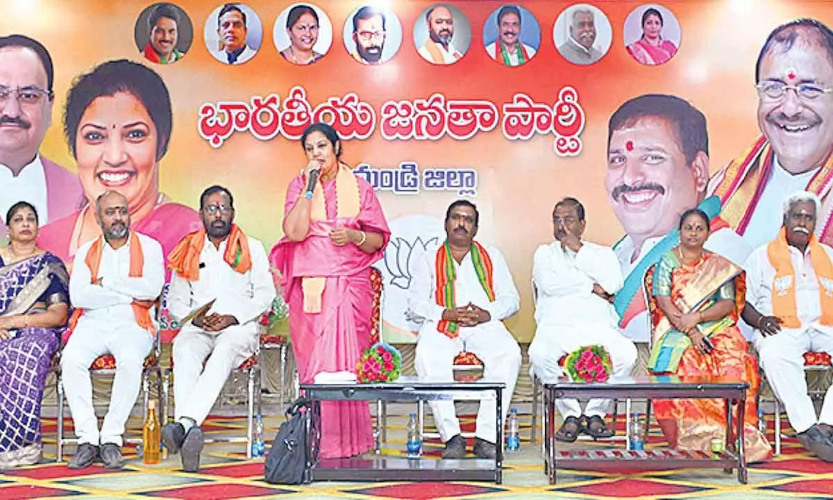 Purandeswari meets BJP leaders