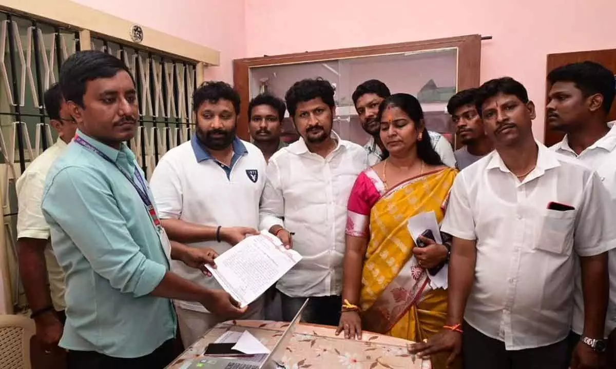 JSP Tirupati constituency in-charge Kiran Royal and other  leaders filing a complaint to CID SI Babu in Tirupati on Thursday