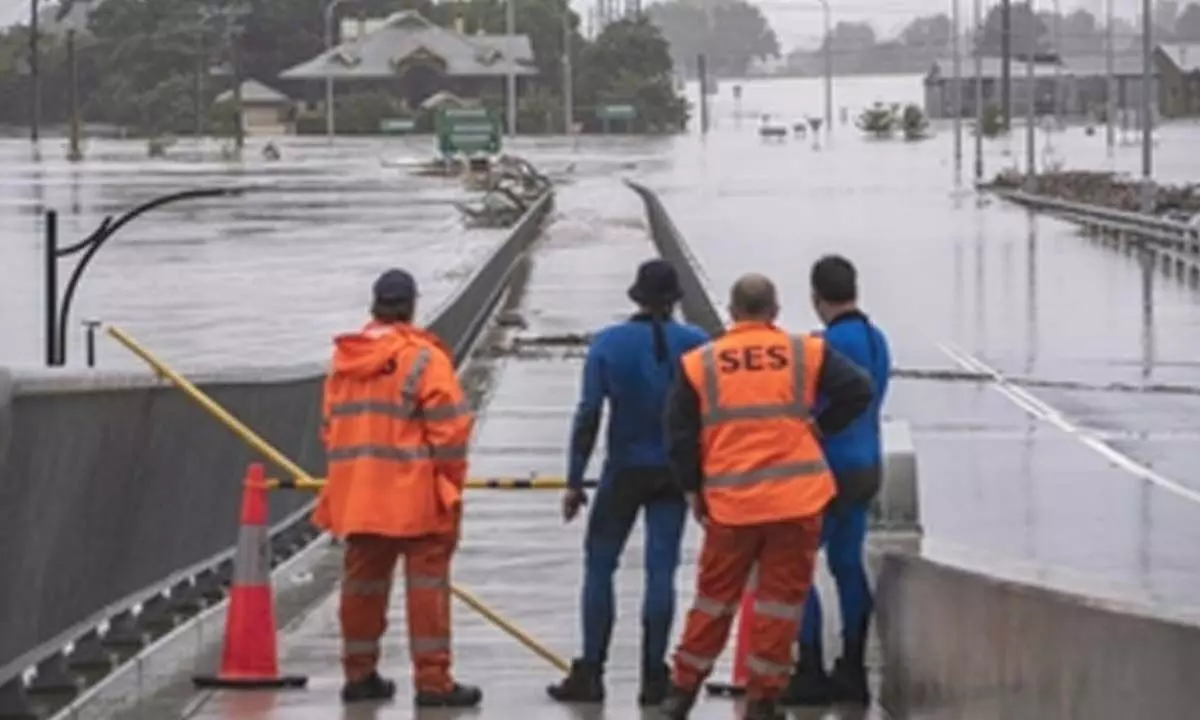 Flash floods hit Australias New South Wales