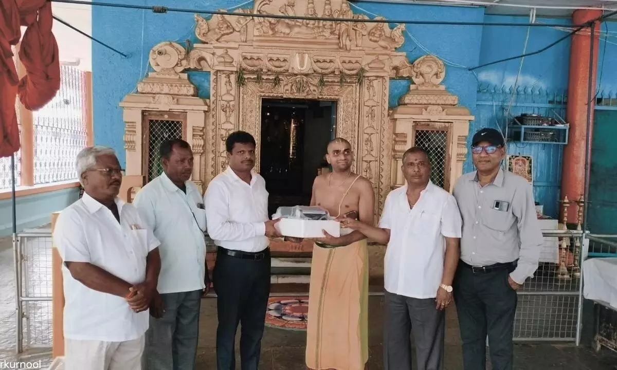 Gift of note counting machine to Palem Venkanna temple