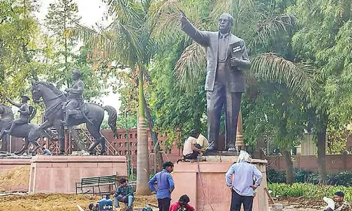 Shifting of statues of prominence draws Cong ire