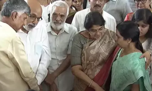 TDP Chief Chandrababu Naidu and Bhuvaneshwari Pay Tributes to Ramoji Rao