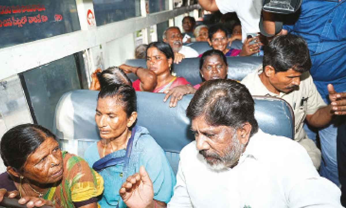 Deputy CM Bhatti travels by Palle Velugu bus