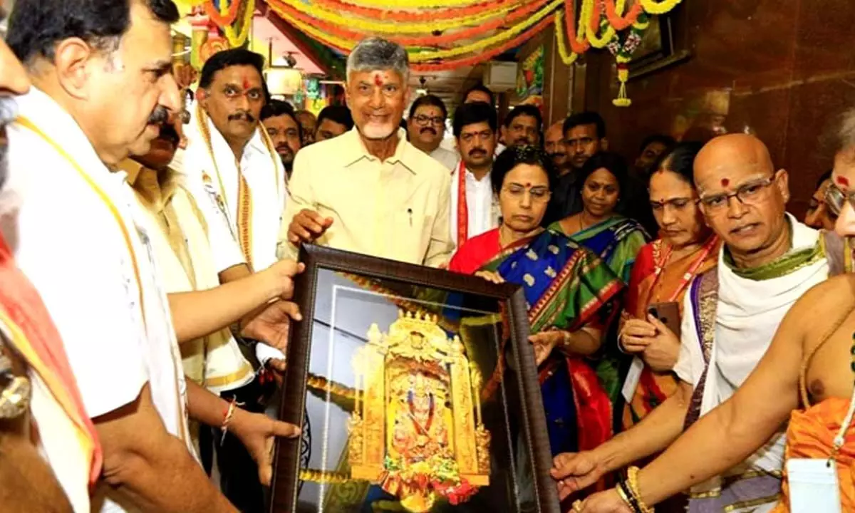 Chandrababu Naidu visits Kanakadurga temple in Vijayawada, offers prayers