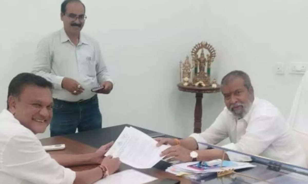 MLC Challa Venktramireddy meets Health minister on various health issues in Alampur