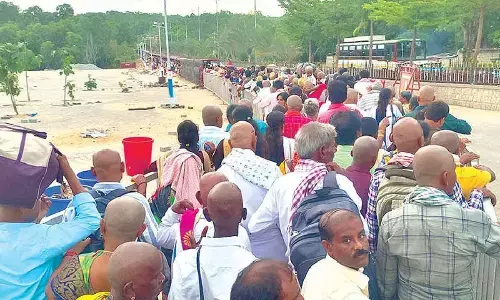 Heavy weekend rush at Tirumala