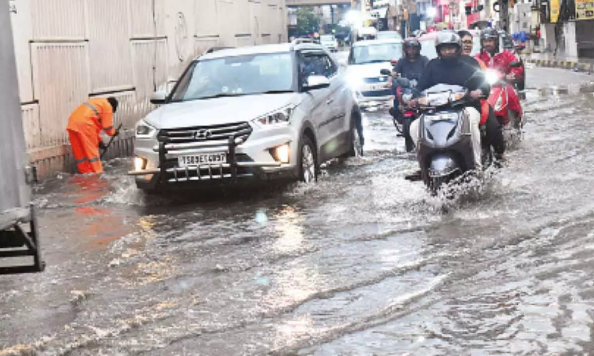 Rains, gusty winds lash most parts of city, throw traffic into chaotic tizzy