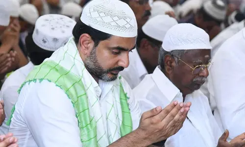 Minister for IT & Education Nara Lokesh offering prayers at the Anjuman-e-Himayathul dargah in Mangalagiri on Monday on the occasion of Bakrid