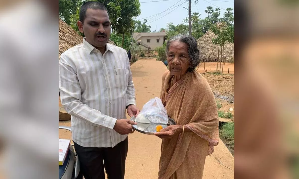 Food being served to the needy as part of Nithya Annadaanam Seva in Visakhapatnam