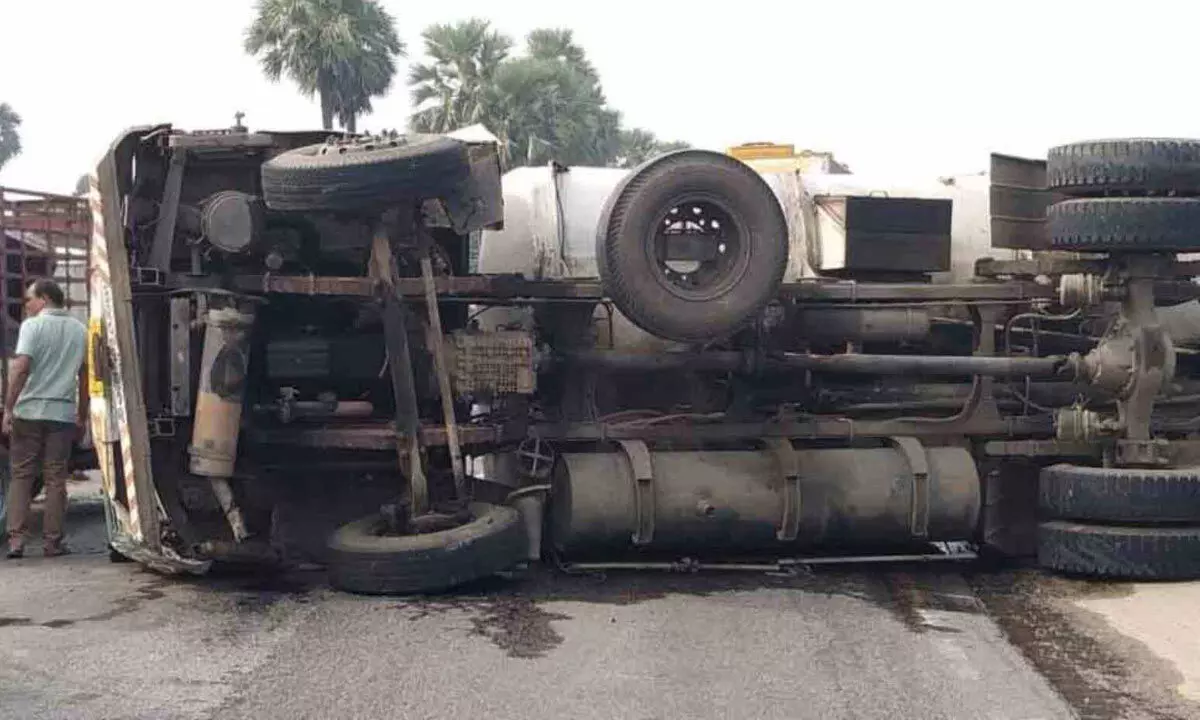 Palm Oil Tanker Overturns in Palnadu District, Causes Traffic Jam in Narketpally