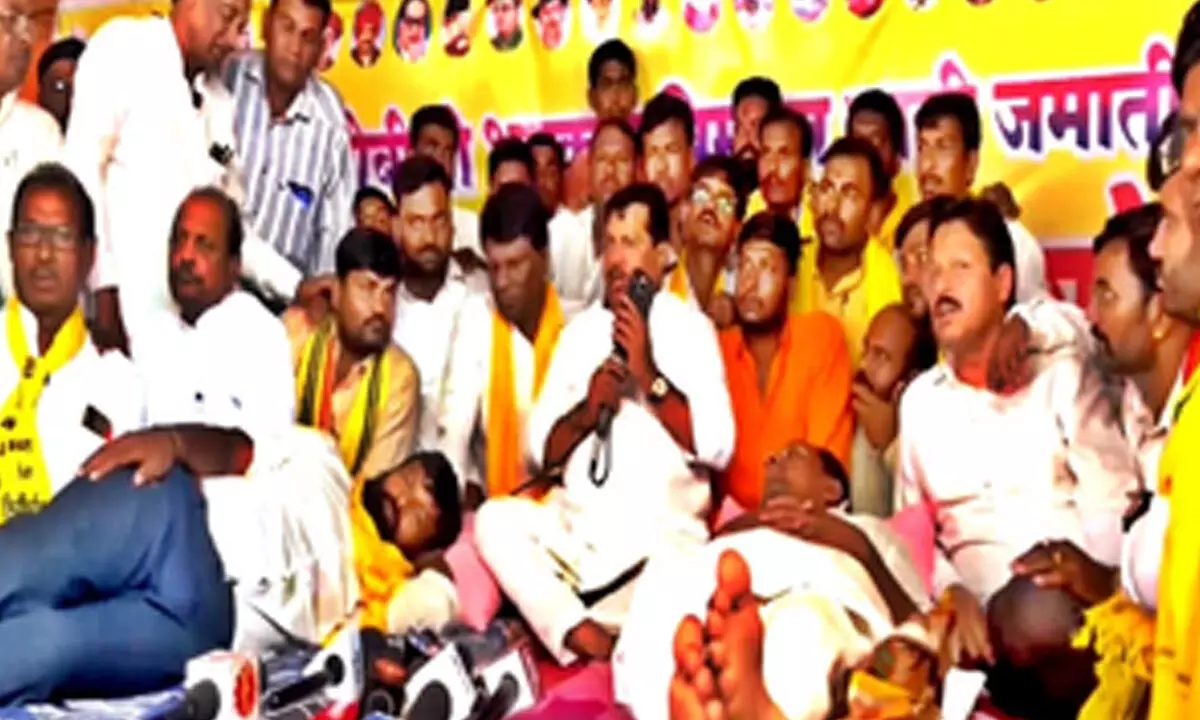 Maha Leader of Opposition Wadettiwar, Ambedkar meet striking OBC leaders