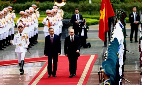 Putin lauds ties with Hanoi on state visit to Vietnam