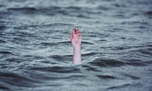 Uzbekistan: 4 drown, one missing after car falls into canal