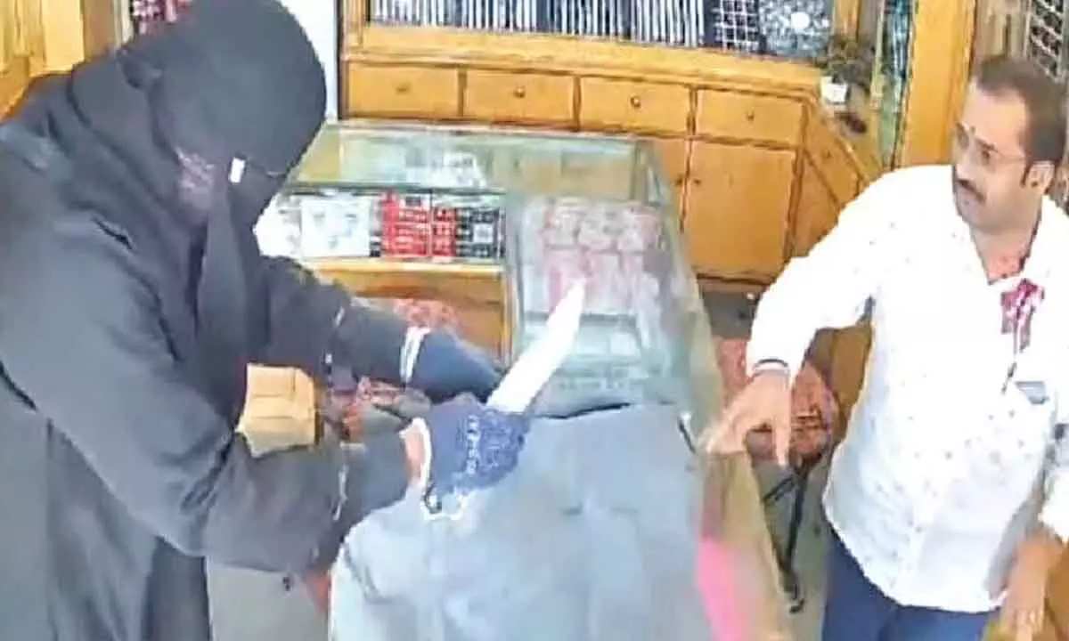 Jewellery shop owner thwarts robbery attempt by burqa-clad men
