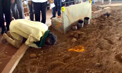 Chief Minister Nara Chandrababu Naidu offering prayers at the foundation site of Amaravati capital on Thursday. 			         Photo: Ch Venkata Mastan