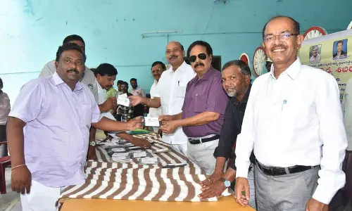 DRO Madhusudan Rao distributing eyeglasses to journalists at a programme at  Kurnool Collectorate on Thursday