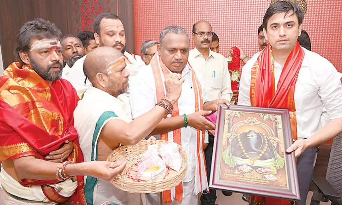 New Collector of Chittoor district Sumit Kumar being blessed by Kanipakam temple priests before assuming charge on Monday
