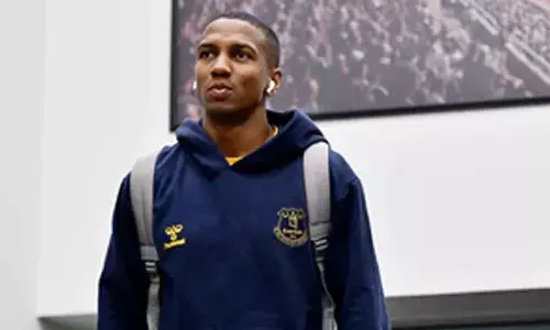 Ashley Young signs one-year contract with Everton