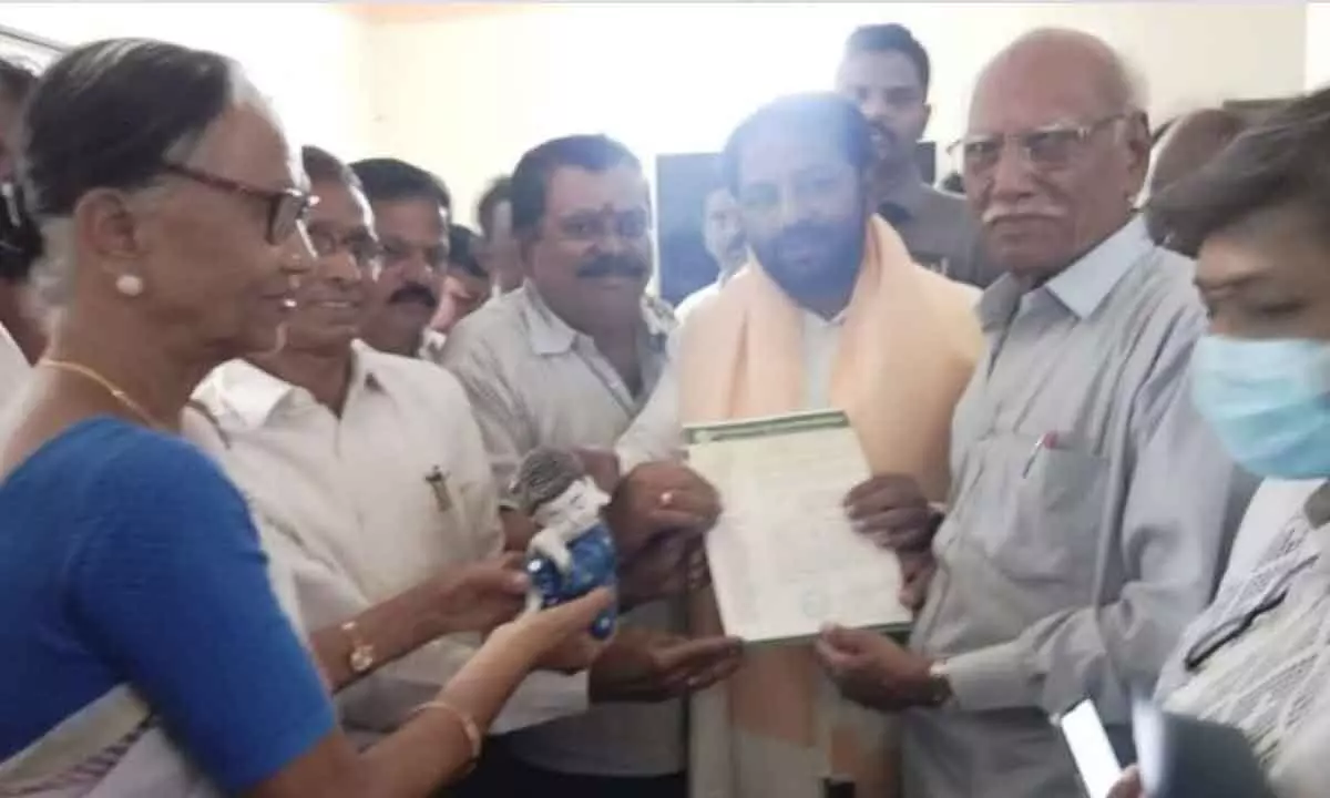 Madanapalle Town Apex Welfare Association president Gollapudi Tirupathi Rao and members submitting a petition to MLA Shahjahan Basha at his residence in Madanapalle on Thursday