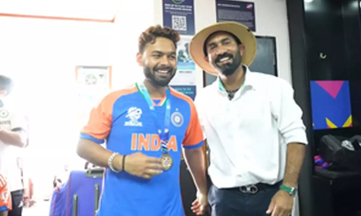 T20 World Cup: No one expected him to be..., DK presents Fielder of the Match medal to Pant