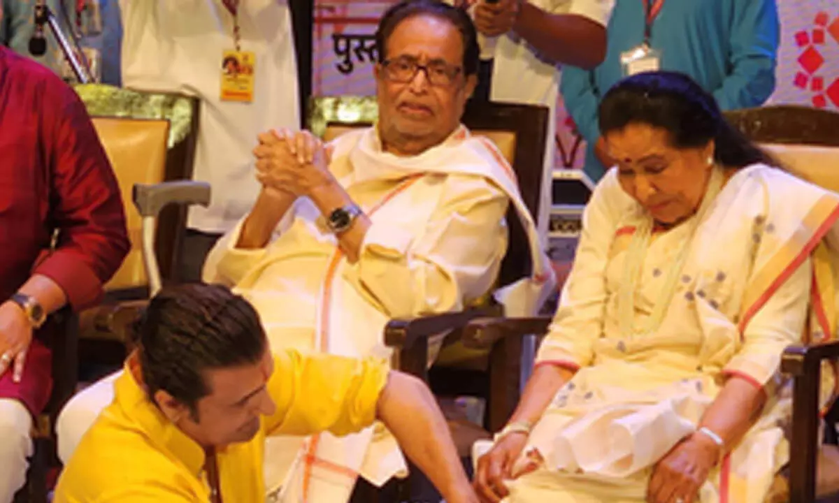 Sonu Nigam washes Asha Bhosles feet with rose water, petals at book launch event