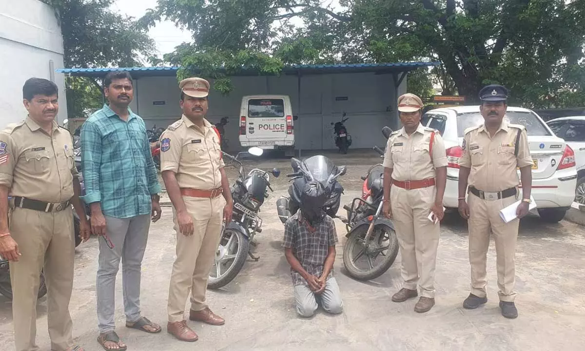 Kothagudem Onetown Police nabbed two-wheeler thief during vehicle checks