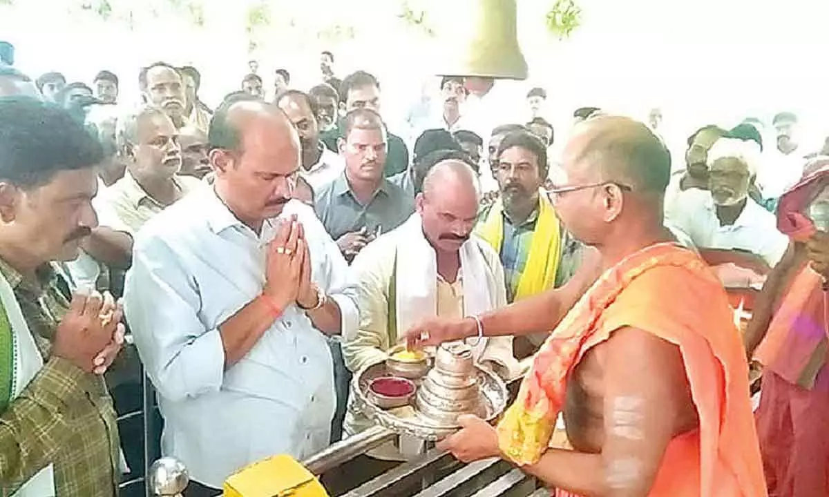 Kolusu visits Balaravamma Ammavarla temple