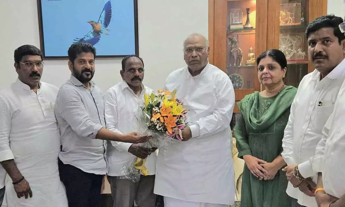 Congress president Mallikarjun Kharge and Telangana Chief Minister A Revanth Reddy with Chevella BRS MLA Kale Yadaiah as the latter joins Congress, in New Delhi on Friday