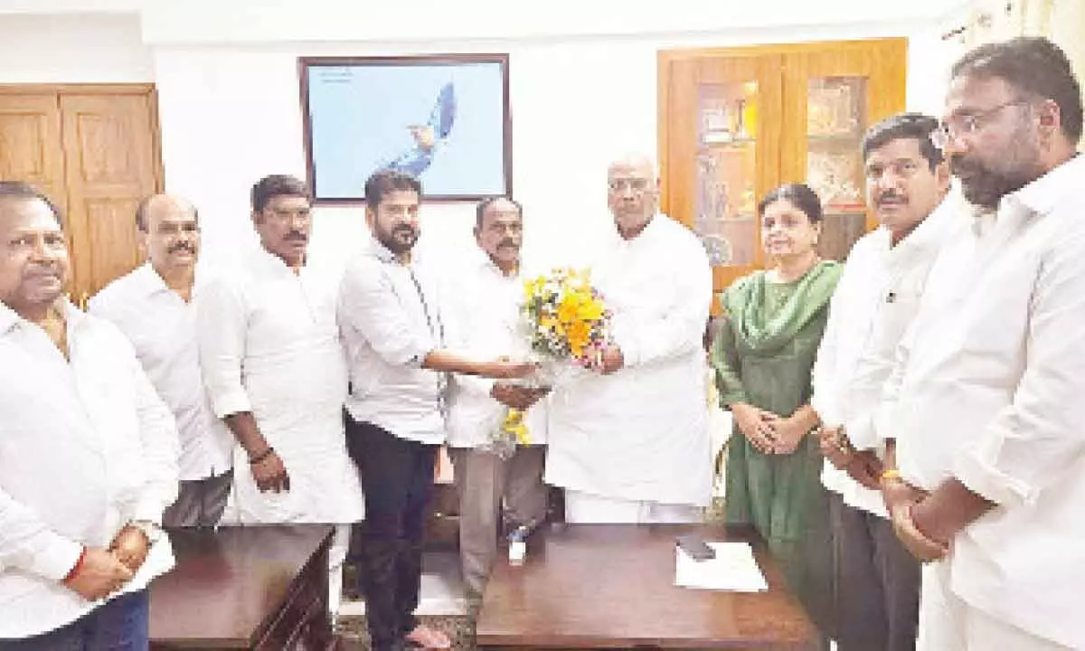 Another blow to BRS as Chevella MLA Kale Yadaiah joins Cong